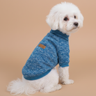 Klassisk meleret hundesweater i lys turkis/cyan med brunt mærke.