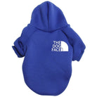 Lyseblå hundehættetrøje fra Snudles med skarpt hvidt 'The Dog Face' logo. Blikfang på gåturen.