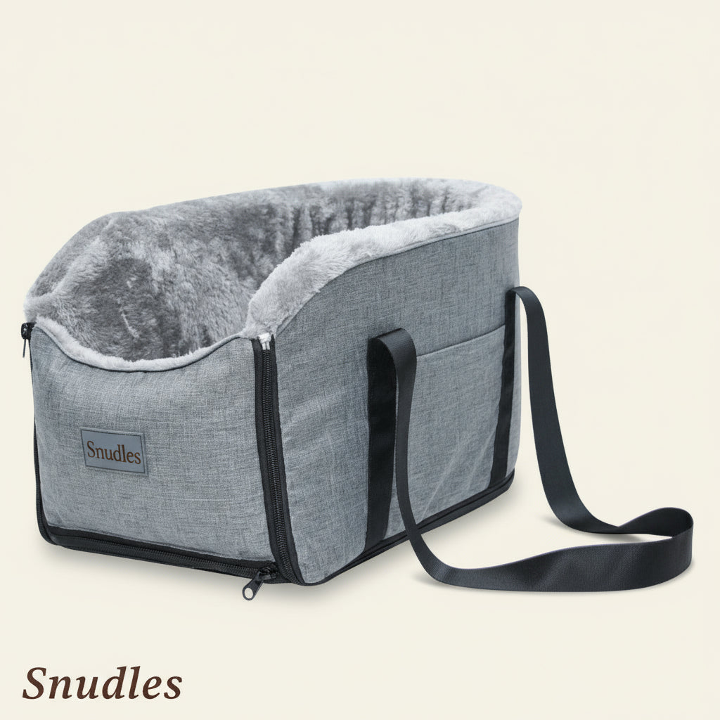 Et fuldt udfoldet gråt Snudles sammenklappeligt hunde bilsæde, udstyret med blødt, fluffy for og robuste sorte håndtag på siden, med Snudles-logoet synligt, fotograferet på en hvid baggrund.