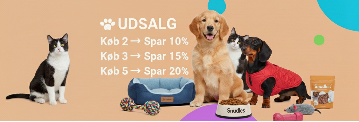 En reklamebanner for 'Snudles Udsalg' med rabatter på 10%, 15% og 20% på kæledyrsprodukter. Billedet viser en sort-hvid kat til venstre, en golden retriever-hvalp og en gravhund med en rød jakke til højre, sammen med forskellige Snudles-produkter som en hundeseng, madskål, legetøj og en pose godbidder.