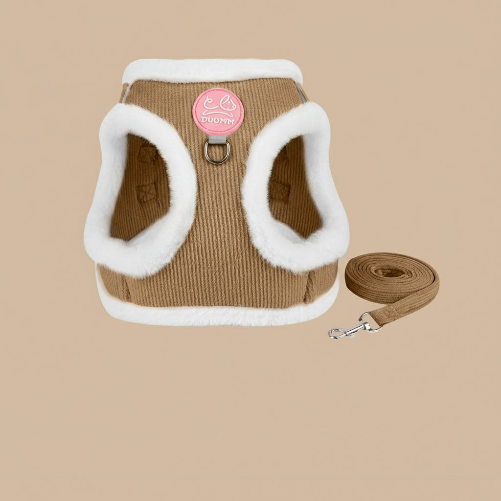 Lækkert, foret katteharnes i brun fløjl med hvidt plysfor og matchende snor. Perfekt til sikker gåtur.