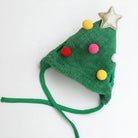 Grøn juletræshat i plys til hund/kat, pyntet med farvede kugler, guldstjerne på toppen og grønne bindebånd. Ideel som julekostume.