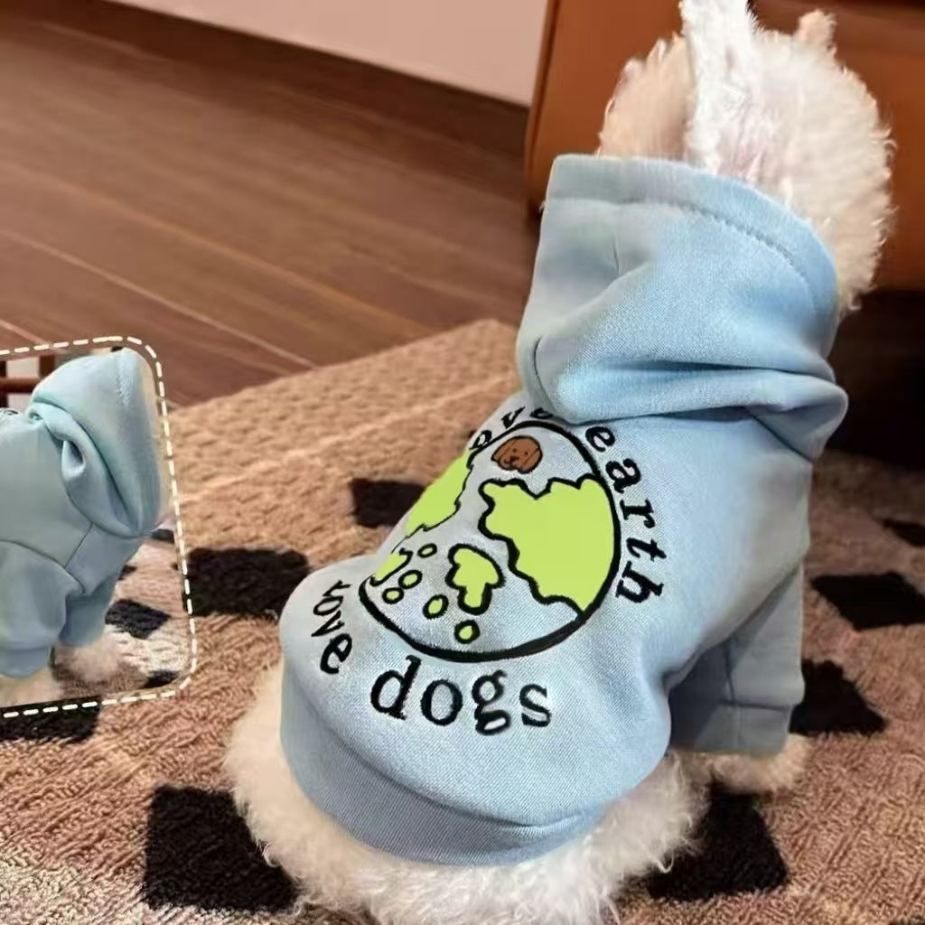 Nærbillede af det unikke "Love Earth Love Dogs" grafiske tryk på hundetrøjens ryg.