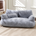 En grå kattesofa med et moderne look og en blød, behagelig overflade.