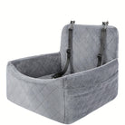 En grå hundesæde i bilen, designet til små og mellemstore hunde.