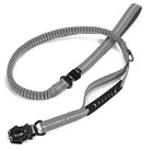 Et produktbillede af en lysegrå, elastisk hundesnor. Snoren har et flettet chok-afsnit, hvide reflekterende striber, en D-ring, et polstret håndtag, et sekundært sort gummihåndtag, og en sort karabinhage i militærstil.