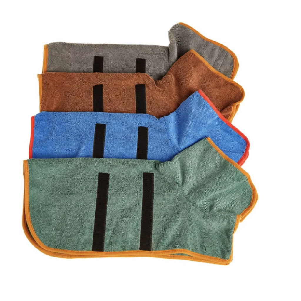 Oversigt over Snudles' superabsorberende hundebadekåber i fire forskellige farver (grøn, blå, brun, grå) med orange kantdetalje.