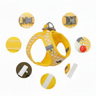 Detaljefoto af gul hundesele, justerbar med reflekterende striber og stærk spænde. Åndbar hvalpesele.