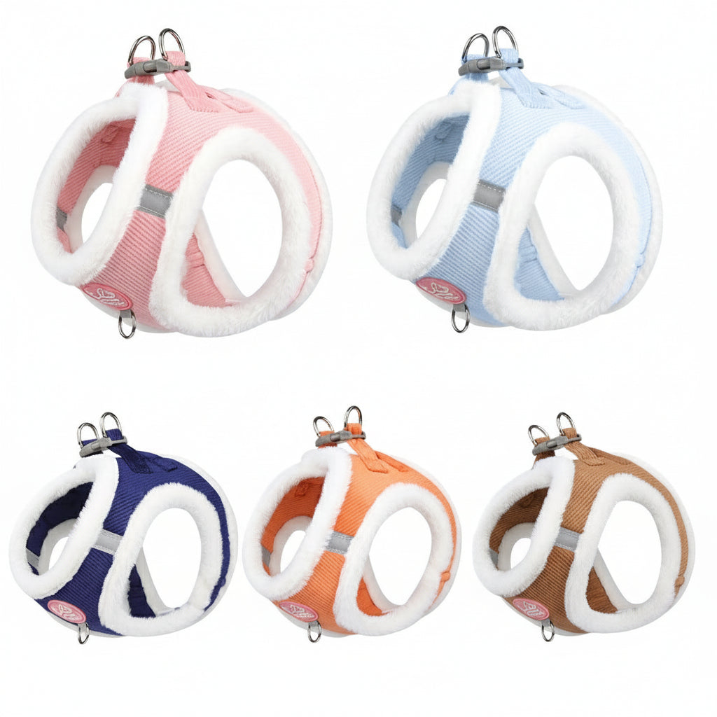 Oversigt over 5 farvevarianter (Rosa, Lyseblå, Marineblå, Orange, Brun) af luksus plysforet katteharnes i fløjl med justerbare spænder og refleksstriber.