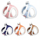 Oversigt over 5 farvevarianter (Rosa, Lyseblå, Marineblå, Orange, Brun) af luksus plysforet katteharnes i fløjl med justerbare spænder og refleksstriber.