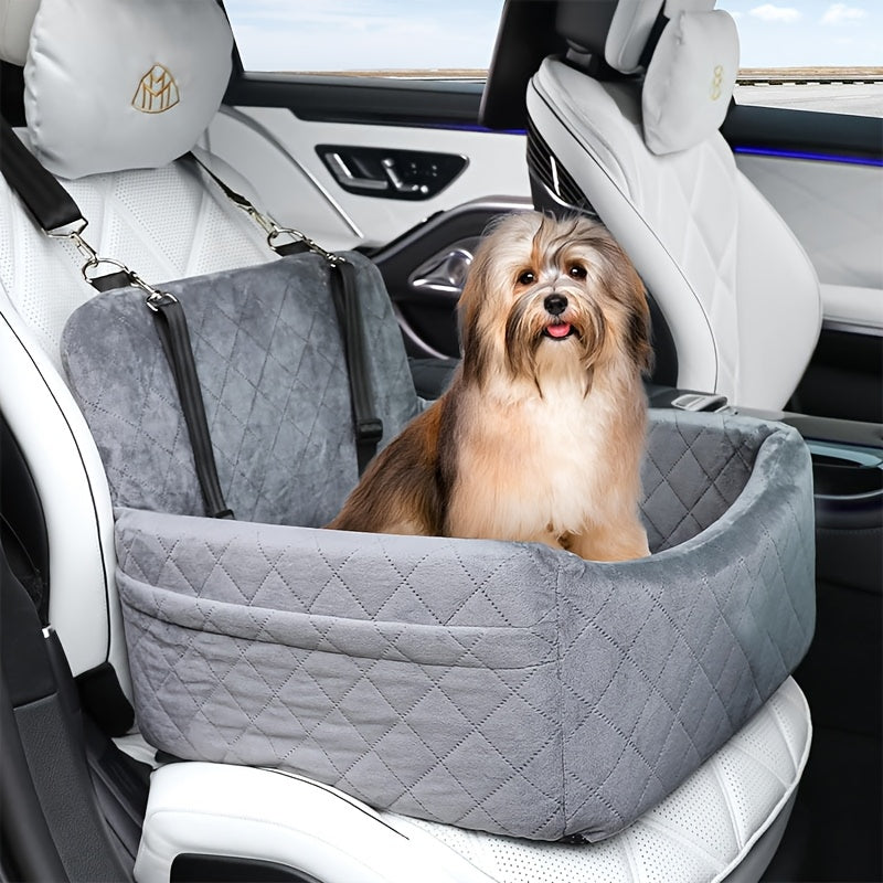 En lille, glad hund sidder trygt og komfortabelt i en luksuriøs, grå autostol, placeret i en bil.