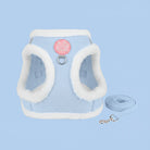 Tykt og varmt lyseblåt (babyblåt) katteharnes i ribbet fløjl, kantet med hvidt plys, inklusiv matchende snor. Refleksdetalje synlig.