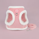 Sødt lyserødt katteharnes i fløjl med varmt, hvidt plysforing og D-ring til den medfølgende lyserøde snor.