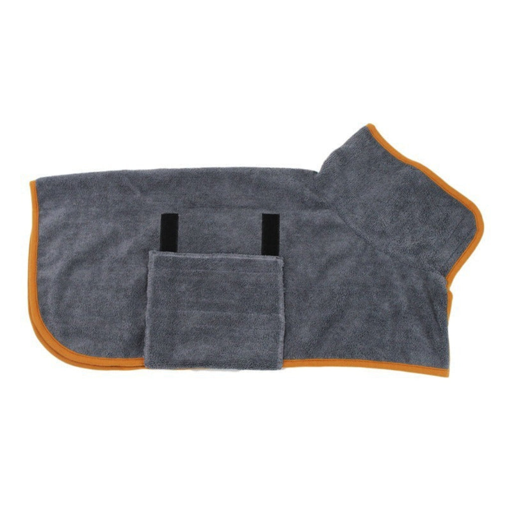 Grå hundebadekåbe vist fra siden, fremhæver det funktionelle design med orange kantdetalje.