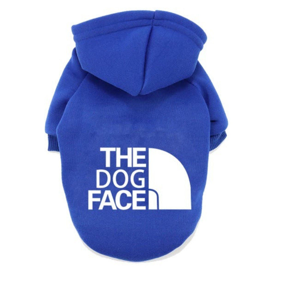 Lyseblå hundehættetrøje fra Snudles med skarpt hvidt 'The Dog Face' logo. Blikfang på gåturen.