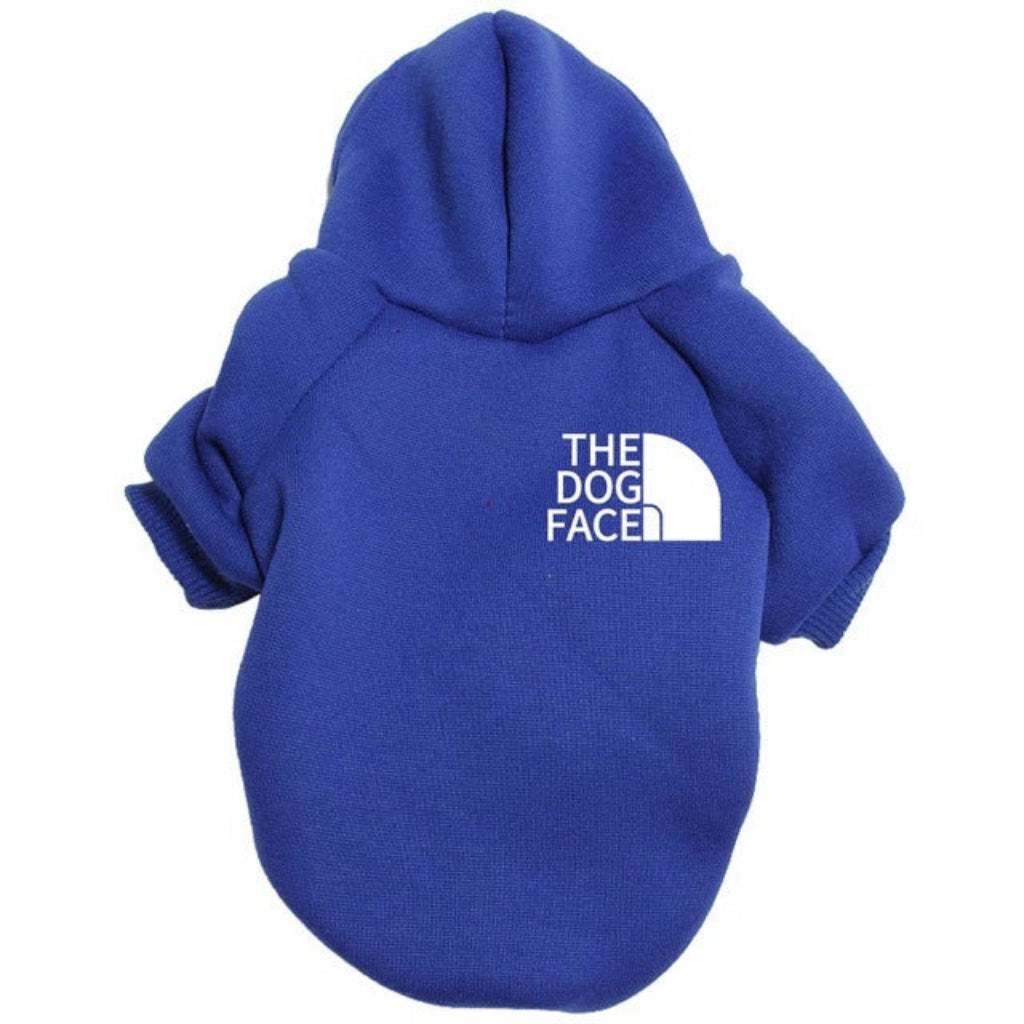 Lyseblå hundehættetrøje fra Snudles med skarpt hvidt 'The Dog Face' logo. Blikfang på gåturen.