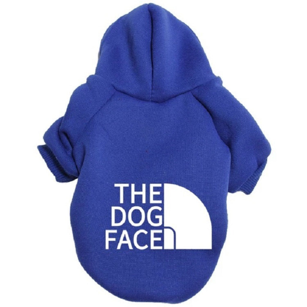 Lyseblå hundehættetrøje fra Snudles med skarpt hvidt 'The Dog Face' logo. Blikfang på gåturen.