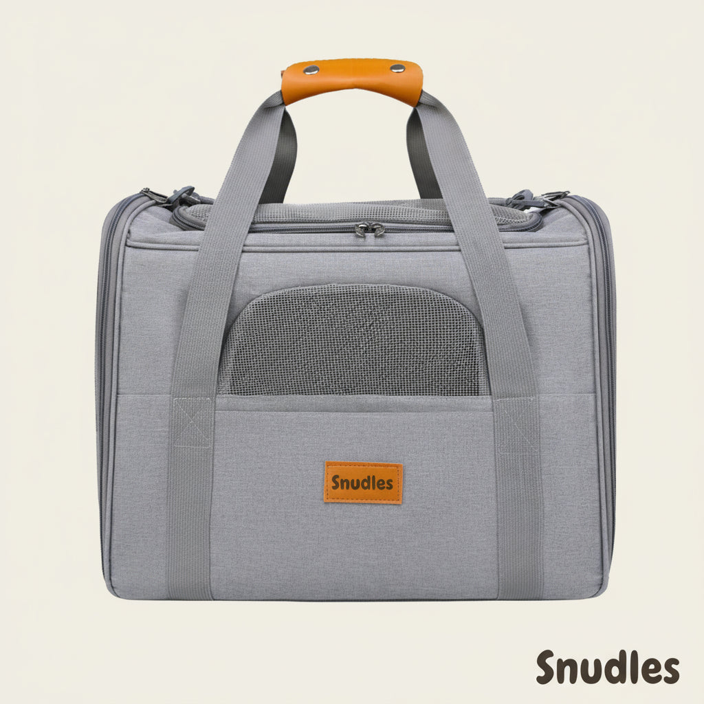 Grå Snudles kattebærepose med åndbar topåbning, meshpaneler i siderne og praktisk lomme. God plads og ventilation til katten under transport.