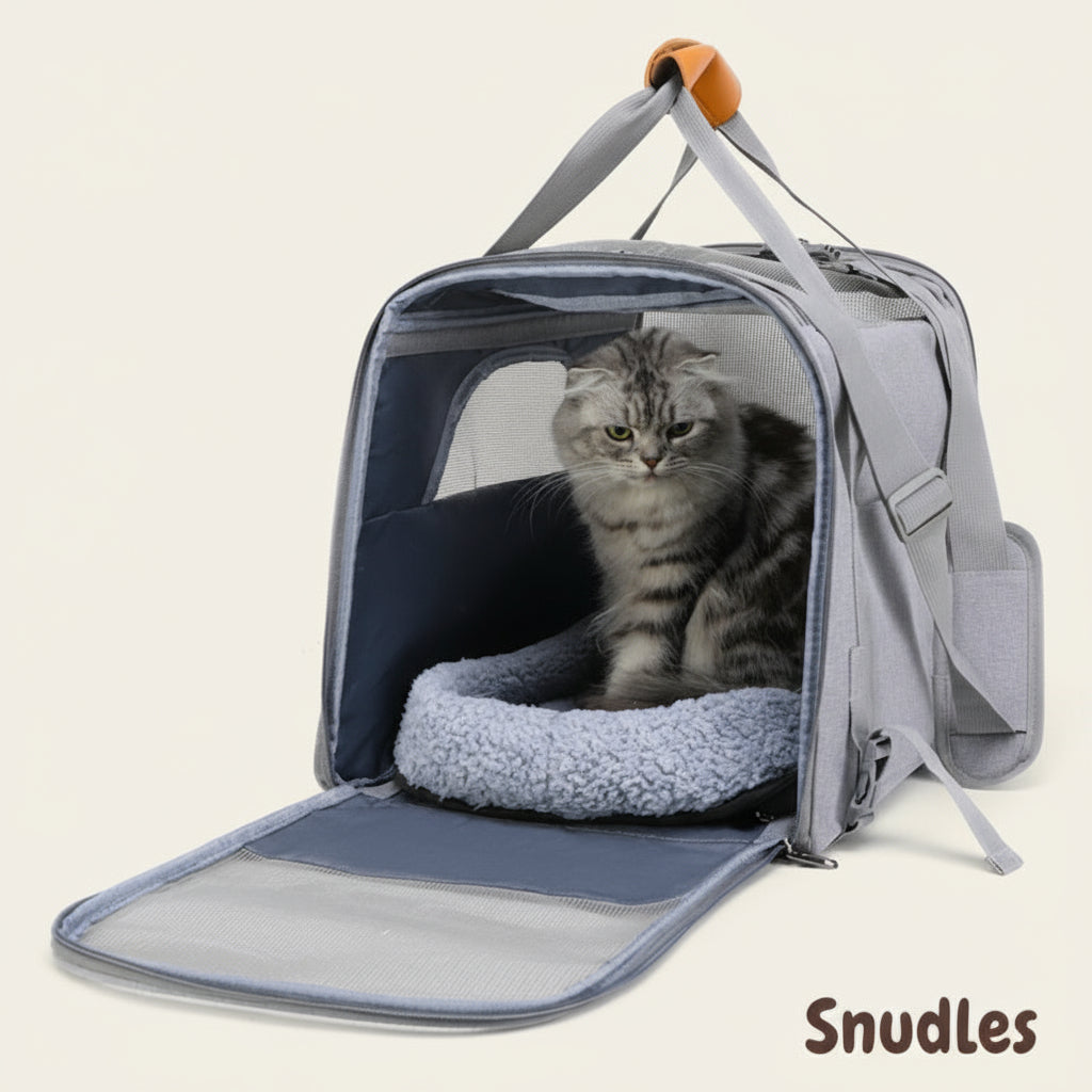 Lyseblå Snudles transporttaske til katte og små hunde. Slidstærk bærepose med sort mesh og praktisk læderhåndtag. Perfekt til flyrejser.