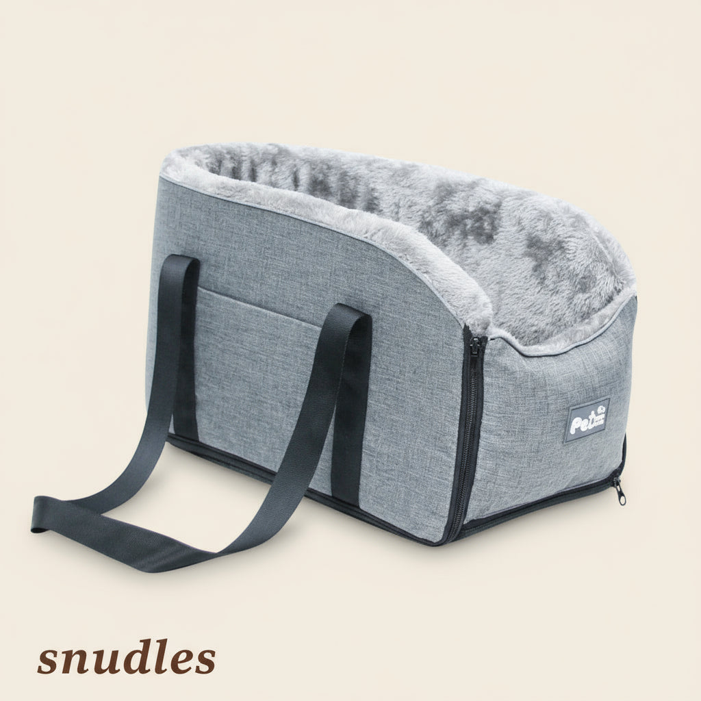 Et gråt Snudles premium hunde bilsæde med blødt, fluffy indre for og en praktisk bærerem, perfekt til små hunde og nemt at transportere, med Snudles-logoet, fotograferet på en hvid baggrund.