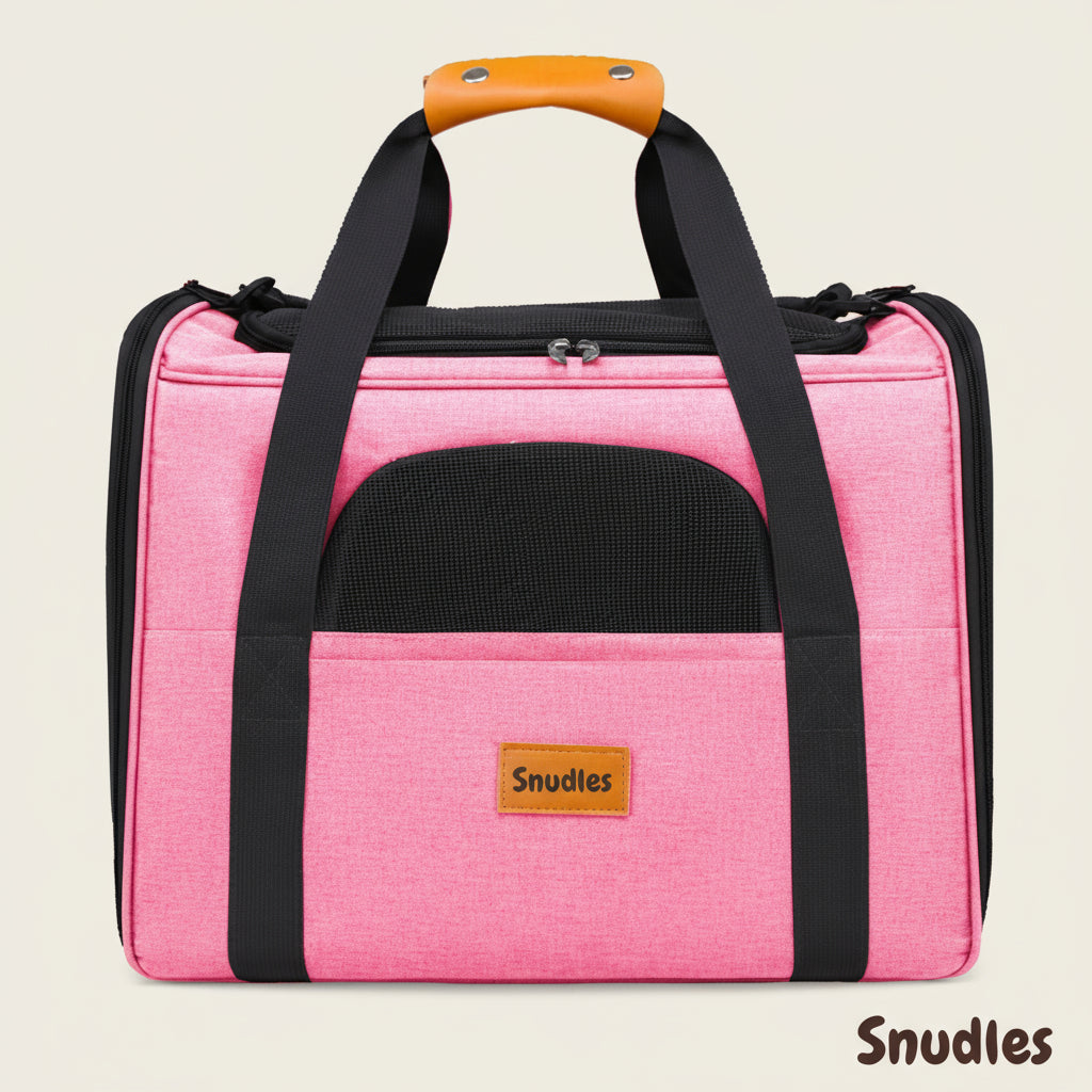 Frontbillede af lys grå Snudles kattekuffert/bærepose med orange læderlook håndtag og netvindue for ventilation. Til sikker og stilfuld transport.