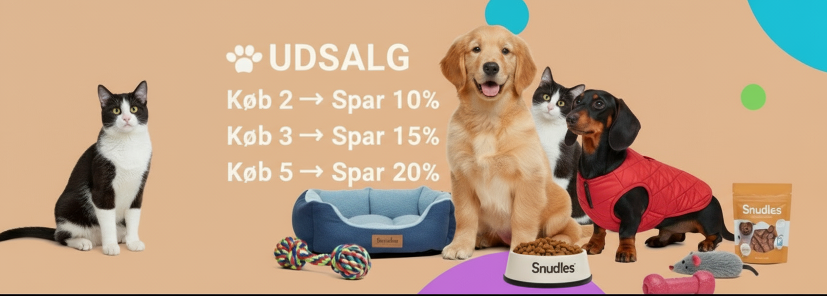 En reklamebanner for 'Snudles Udsalg' med rabatter på 10%, 15% og 20% på kæledyrsprodukter. Billedet viser en sort-hvid kat til venstre, en golden retriever-hvalp og en gravhund med en rød jakke til højre, sammen med forskellige Snudles-produkter som en hundeseng, madskål, legetøj og en pose godbidder.