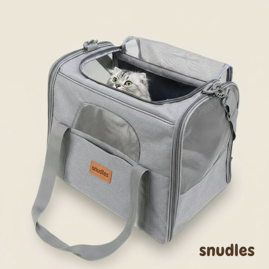 Mørkegrå/sort Snudles kattekuffert med sort bærerem og bærehåndtag i læderlook. Ventilationsgitter foran. Til sikker transport af kæledyr.