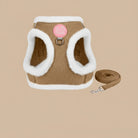 Lækkert, foret katteharnes i brun fløjl med hvidt plysfor og matchende snor. Perfekt til sikker gåtur.