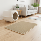 Beige kattebakmåtte foran en moderne kattebakke i et stilrent dansk hjem med trægulv og lyse møbler