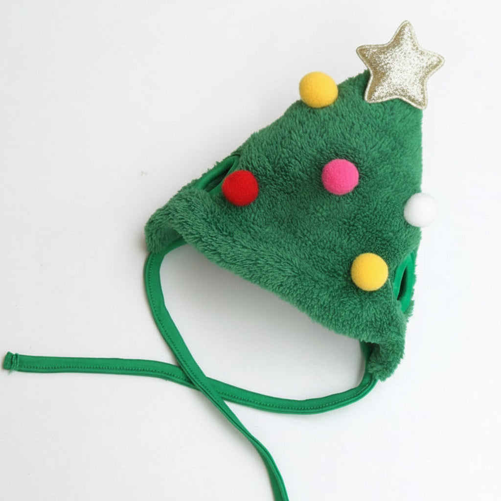 Grøn juletræshat i plys til hund/kat, pyntet med farvede kugler, guldstjerne på toppen og grønne bindebånd. Ideel som julekostume.