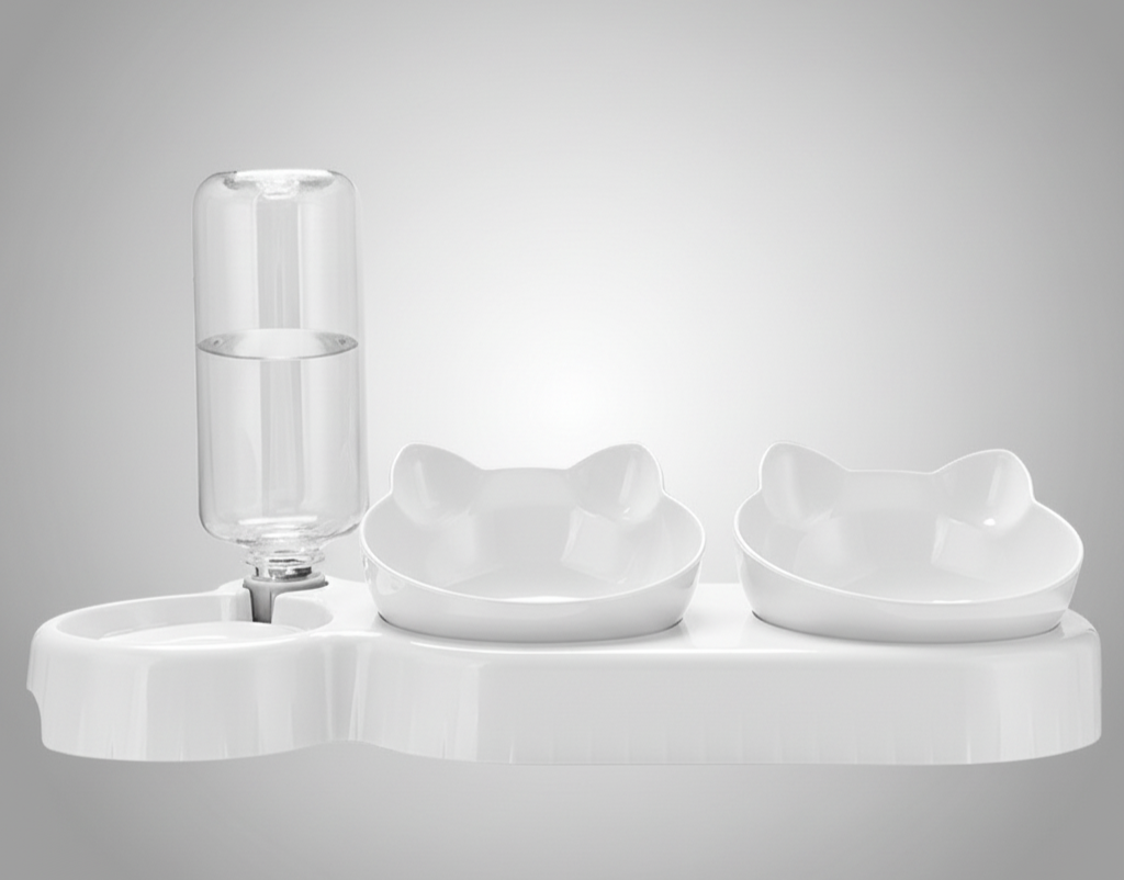 Hvid selvfyldende kattefoderstation fra snudles, med to skåle og en vandflaske, fotograferet mod en lys baggrund.