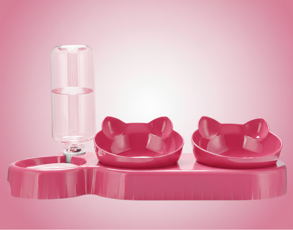 En lyserød kattefoderstation fra snudles, vist i en minimalistisk indretning, der matcher en moderne boligstil.