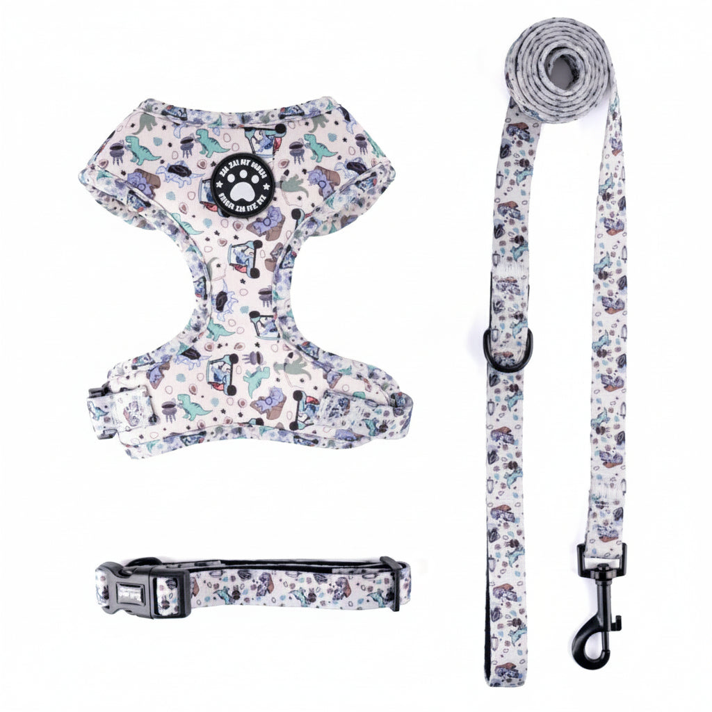 Komplet Snudles hundesæt i lyse farver med tegneserie dinosaur og UFO mønster: Hundesele, matchende halsbånd og hundesnor.