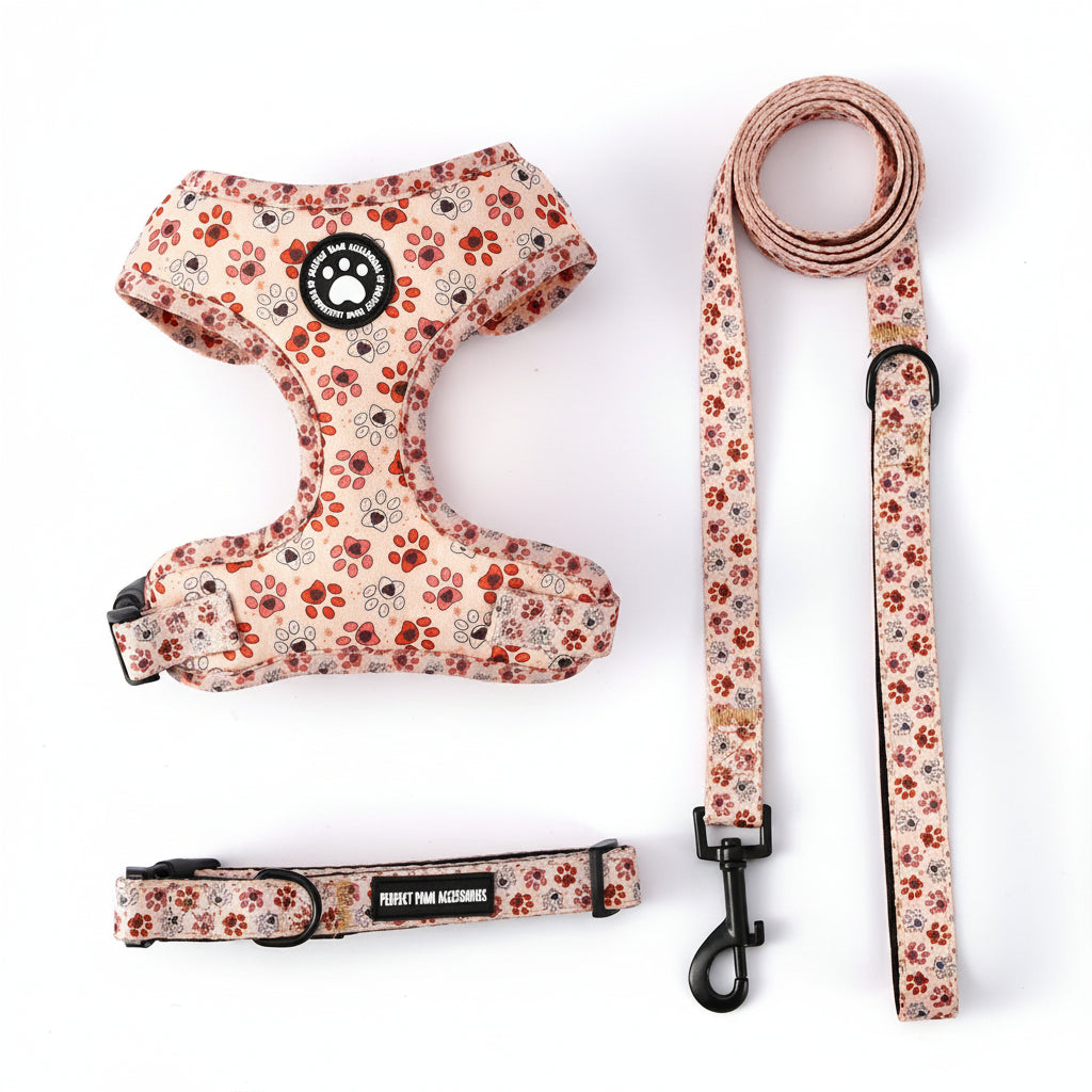komplet Snudles sæt med lyserødt og brunt potespor mønster: Justerbar hundesele, matchende halsbånd og hundesnor.