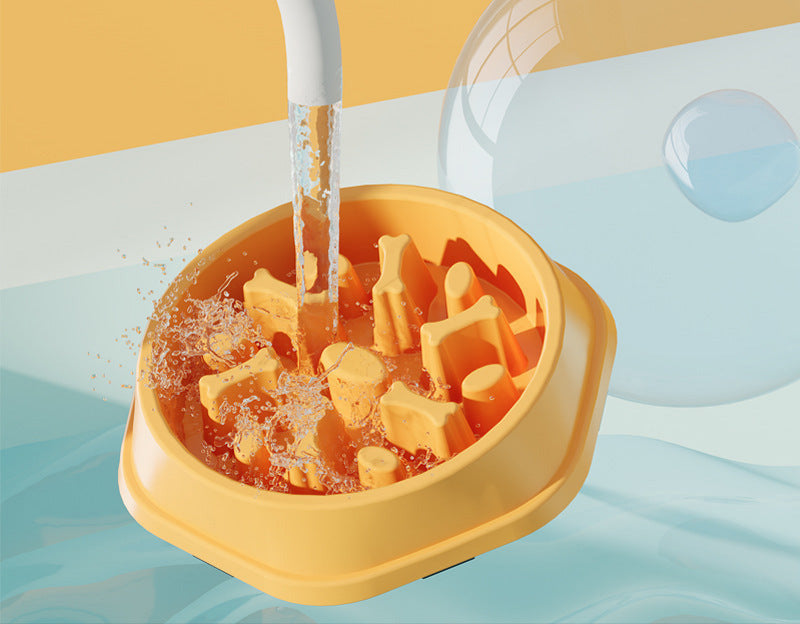 Nem at rengøre gul Snudles Slowfeeder Hundeskål under vandhanen, ideel for optimal hygiejne og din hunds velvære.