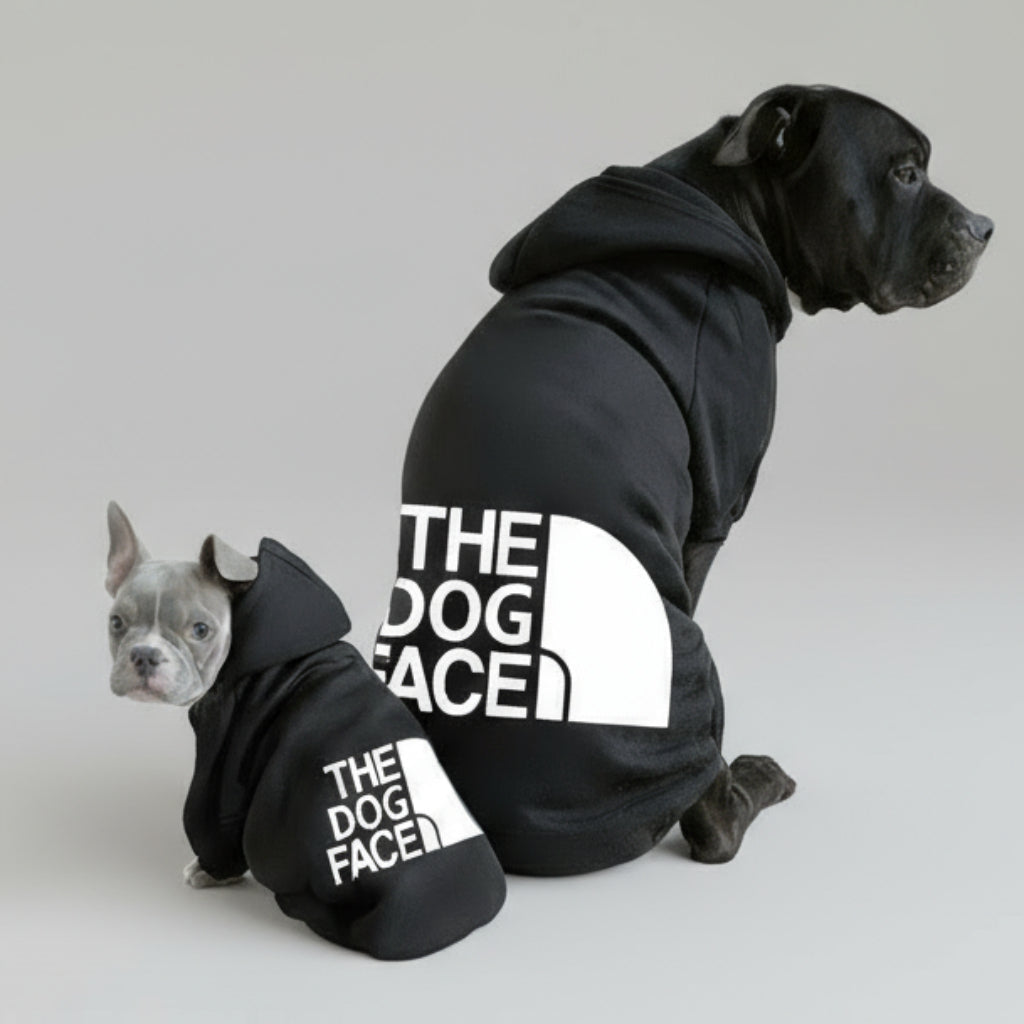 To hunde i matchende sorte 'The Dog Face' hoodies. En lille Malteser og en Fransk Bulldog viser tøj til forskellige størrelser.
