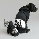 To hunde i matchende sorte 'The Dog Face' hoodies. En lille Malteser og en Fransk Bulldog viser tøj til forskellige størrelser.